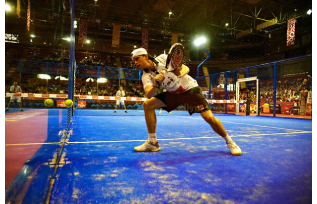 Paquito Navarro remata bola en cuartos